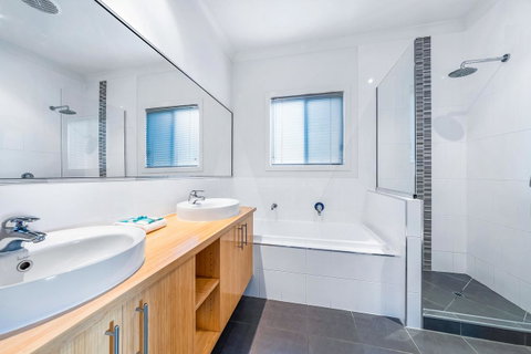 Viewpoint Holiday Home - Cannonvale - E Caravan Parks 13