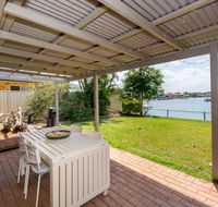Lowset home on the canal - Dolphin Dr Bongaree - E Caravan Parks