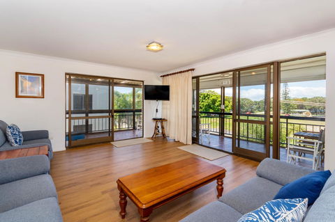 Spacious Unit Overlooking Moreton Bay - Boyd St, Woorim - E Caravan Parks 11