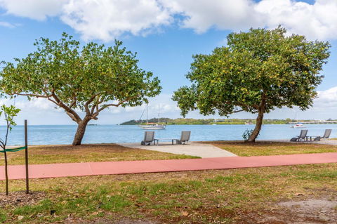 Charm And Comfort In This Ground Floor Unit With Water Views! Welsby Pde, Bongaree - E Caravan Parks 15