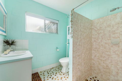 Charm And Comfort In This Ground Floor Unit With Water Views! Welsby Pde, Bongaree - E Caravan Parks 11