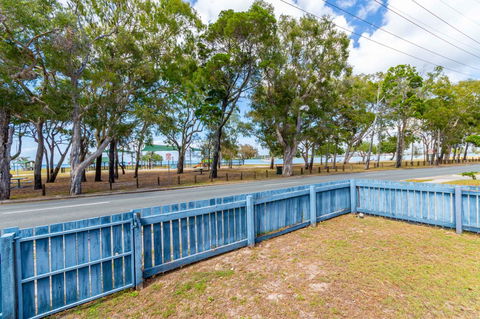 Charm And Comfort In This Ground Floor Unit With Water Views! Welsby Pde, Bongaree - E Caravan Parks 12