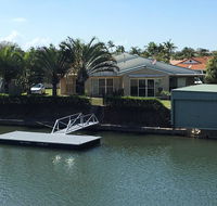 Ground floor family unit on the canal with free WIFI - E Caravan Parks