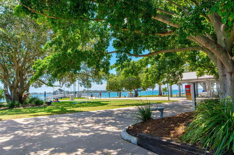 First Floor Unit Close To Shops, Park And Waterfront! - E Caravan Parks 13