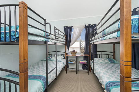 First Floor Unit Close To Shops, Park And Waterfront! - E Caravan Parks 4
