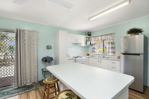 First Floor Unit Close To Shops, Park And Waterfront! - E Caravan Parks 8