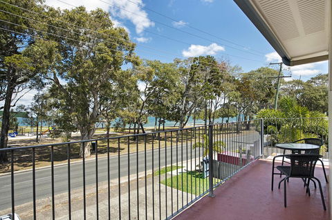 First Floor Unit Close To Shops, Park And Waterfront! - E Caravan Parks 0