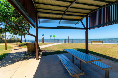 Spacious Unit With Views Of Pumicestone - Wattle Ave, Bongaree - E Caravan Parks 18