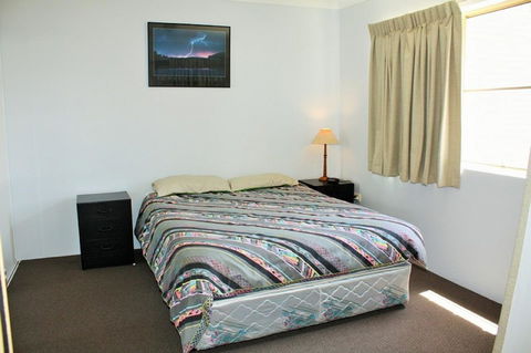 Spacious Unit With Views Of Pumicestone - Wattle Ave, Bongaree - E Caravan Parks 13