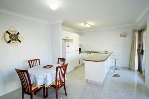 Spacious Unit With Views Of Pumicestone - Wattle Ave, Bongaree - E Caravan Parks 3