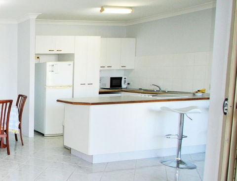 Spacious Unit With Views Of Pumicestone - Wattle Ave, Bongaree - E Caravan Parks 12