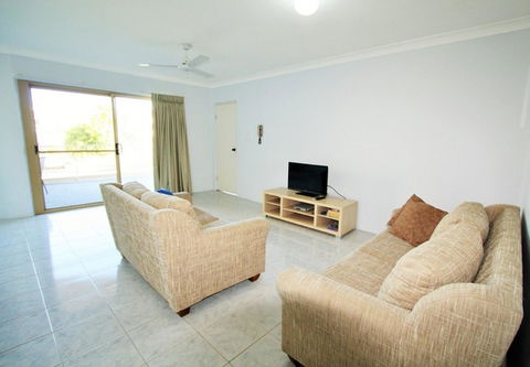Spacious Unit With Views Of Pumicestone - Wattle Ave, Bongaree - E Caravan Parks 6