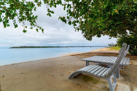 Spacious Unit With Views Of Pumicestone - Wattle Ave, Bongaree - E Caravan Parks 4