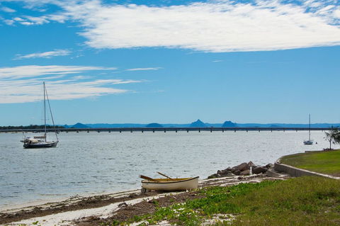 Spacious Unit With Views Of Pumicestone - Wattle Ave, Bongaree - E Caravan Parks 7