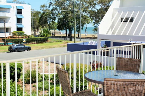 Spacious Unit With Views Of Pumicestone - Wattle Ave, Bongaree - E Caravan Parks 9
