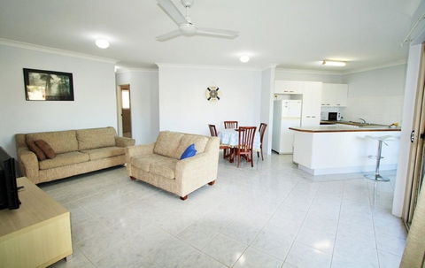 Spacious Unit With Views Of Pumicestone - Wattle Ave, Bongaree - E Caravan Parks 14