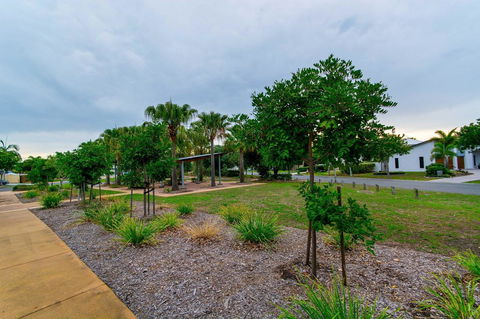Spacious Unit With Views Of Pumicestone - Wattle Ave, Bongaree - E Caravan Parks 15