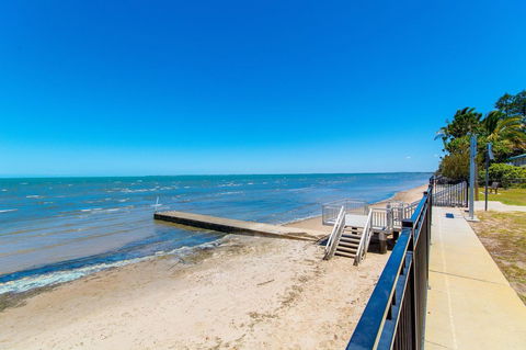 Spacious Unit With Views Of Pumicestone - Wattle Ave, Bongaree - E Caravan Parks 10