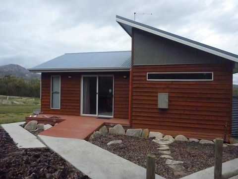 Yakkalla Holiday Cottage - E Caravan Parks 1