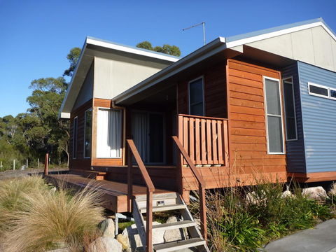 Yakkalla Holiday Cottage - E Caravan Parks 2