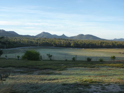 Yakkalla Holiday Cottage - E Caravan Parks 3