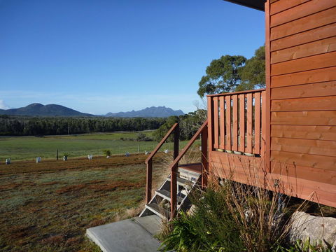 Yakkalla Holiday Cottage - E Caravan Parks 0