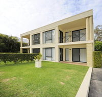 'Bagnall Views' 2/161 Government Rd - Stylish  modern duplex across the road to the waters edge - E Caravan Parks