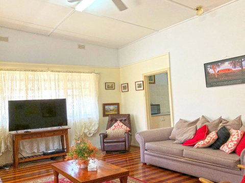'Daves Place', 27 Rigney St - Holiday House With WIFI, Aircon & Boat Parking - E Caravan Parks 1