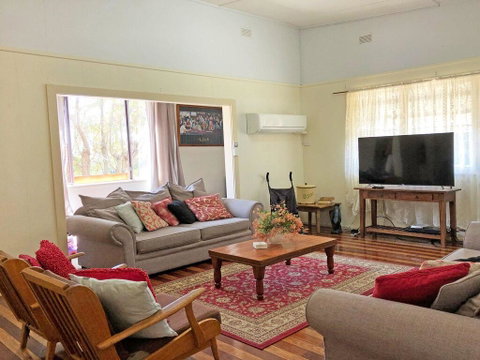 'Daves Place', 27 Rigney St - Holiday House With WIFI, Aircon & Boat Parking - E Caravan Parks 3