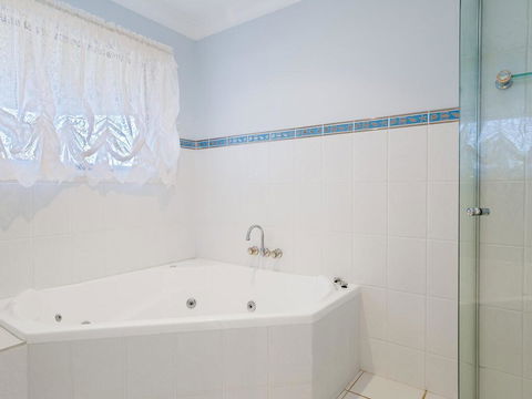 'GrandView', 10 Grandview Close - Huge House With Water Views, Aircon, WIFI, Netflix, Foxtel & Billiard Table - E Caravan Parks 2
