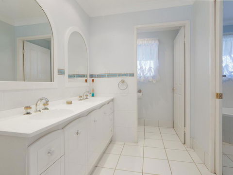 'GrandView', 10 Grandview Close - Huge House With Water Views, Aircon, WIFI, Netflix, Foxtel & Billiard Table - E Caravan Parks 3
