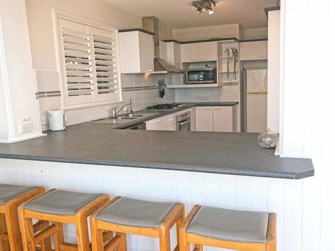 'Mooring One Downstairs', 23 Shoal Bay Rd - Fantastic Ground Floor Duplex With Views, WIFI And Air Conditioning - E Caravan Parks 2
