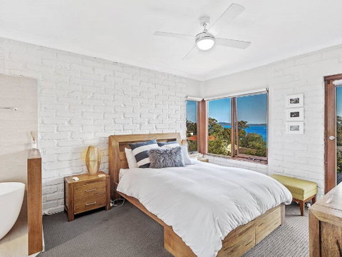 'Nunkeri', 5 Kerrie Close - Stunning House With Fabulous Views, Linen, WIFI & Air Conditioning - E Caravan Parks 1
