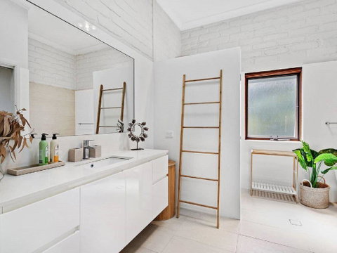 'Nunkeri', 5 Kerrie Close - Stunning House With Fabulous Views, Linen, WIFI & Air Conditioning - E Caravan Parks 3