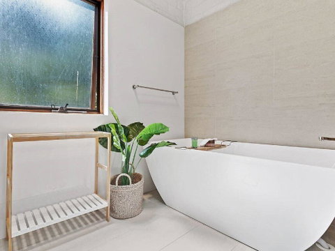 'Nunkeri', 5 Kerrie Close - Stunning House With Fabulous Views, Linen, WIFI & Air Conditioning - E Caravan Parks 2