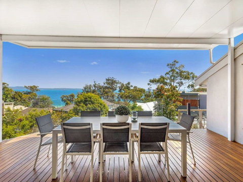'Nunkeri', 5 Kerrie Close - Stunning House With Fabulous Views, Linen, WIFI & Air Conditioning - E Caravan Parks 0