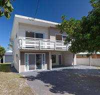 'SeaHaven' 2 Richardson Ave - Large home with Aircon Smart TV WIFI Netflix  Boat Parking - E Caravan Parks