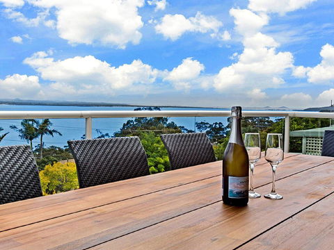 'The Bay', 25 Wallawa Rd - Huge Home With Aircon, Spectacular Views & Chromecast - E Caravan Parks 1