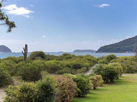 1 'Intrepid', 3 Intrepid Close - Amazing Views Of Shoal Bay, Only 100m From The Beach - E Caravan Parks 2