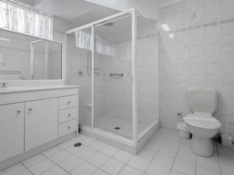 1 'Laman Lodge', 15 Laman Street - Stunning Air Conditioned Unit With Water Views And WIFI - E Caravan Parks 1
