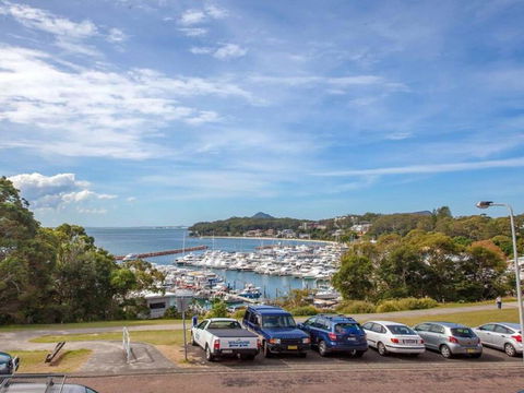 1 'Laman Lodge', 15 Laman Street - Stunning Air Conditioned Unit With Water Views And WIFI - E Caravan Parks 2