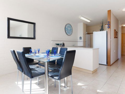 1 'Little Hut', 20 Kurrawa Close - Spectacular Water Views, NBN & Air Conditioned - E Caravan Parks 3