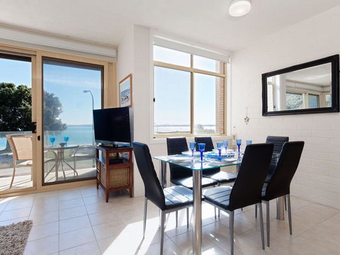 1 'Little Hut', 20 Kurrawa Close - Spectacular Water Views, NBN & Air Conditioned - E Caravan Parks 1
