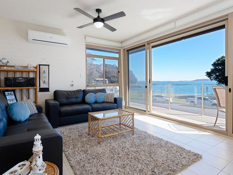 1 'Little Hut', 20 Kurrawa Close - Spectacular Water Views, NBN & Air Conditioned - E Caravan Parks 2