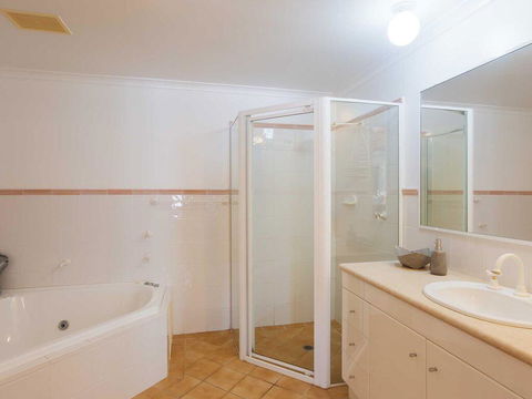 1 'Peninsula Waters', 2-4 Soldiers Point Road - Aircon, Pool & Massive Outdoor Area - E Caravan Parks 2