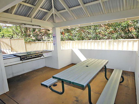 1 'SEASHELLS' 21-23 MAGNUS STREET - WIFI, POOL, LIFT & AIR CONDITIONING - E Caravan Parks 2