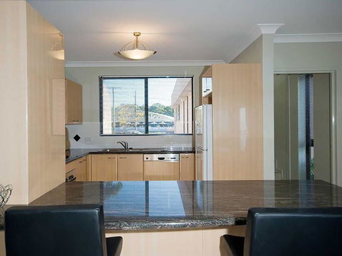 1 'Seaside Splendour' 137 Soldiers Point Road - Beautiful Unit On The Waterfront - E Caravan Parks 3