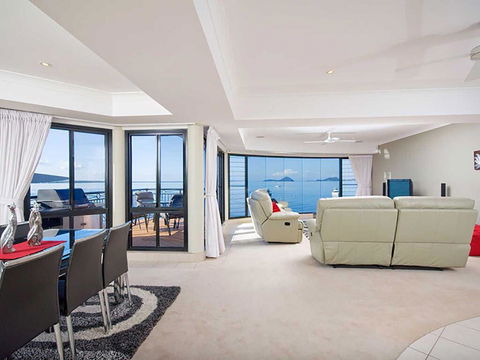 1 'Seaside Splendour' 137 Soldiers Point Road - Beautiful Unit On The Waterfront - E Caravan Parks 1