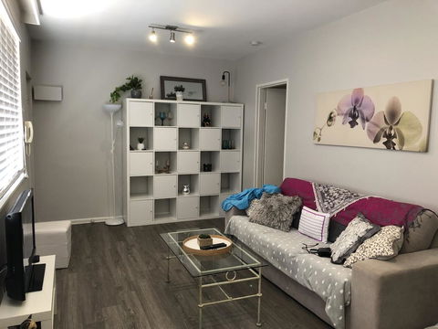 1 Bedroom Unit In Heart Of Elsternwick - E Caravan Parks 1