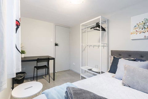 1 Double Quaint Grannyflat Private Room Near Public Transport - SHAREHOUSE - E Caravan Parks 1